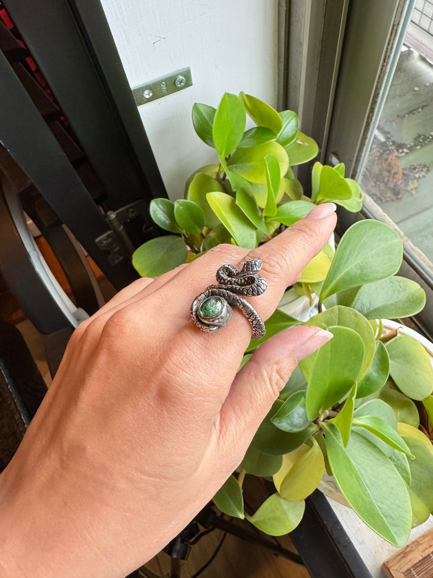 錢蛇環抱寶石|手工純銀戒