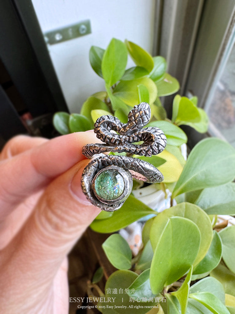 錢蛇環抱寶石|手工純銀戒