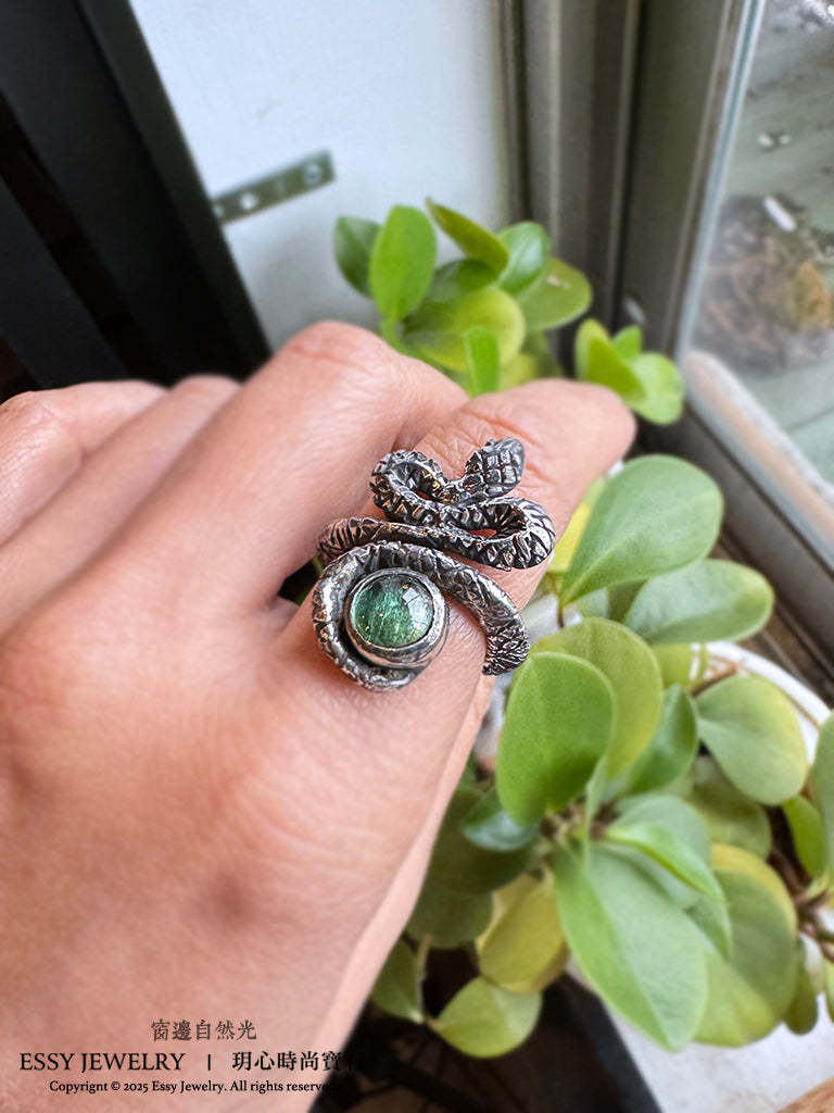 錢蛇環抱寶石|手工純銀戒