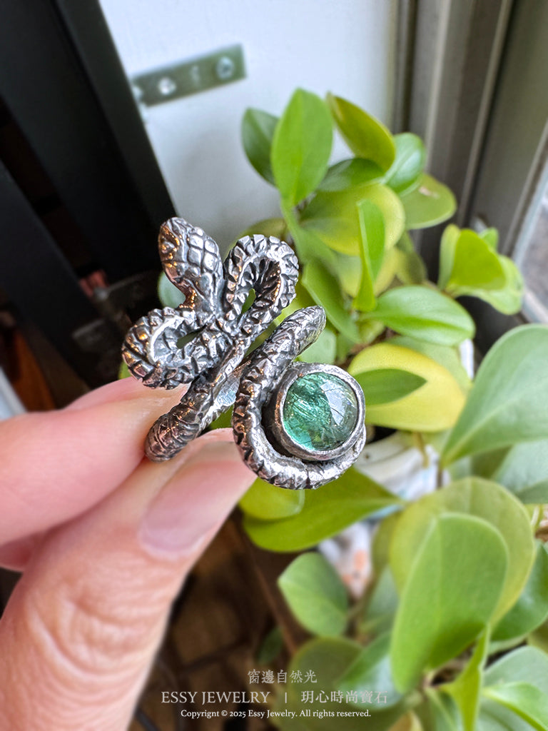 錢蛇環抱寶石|手工純銀戒