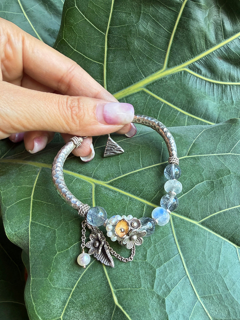 藍暈月光 × 藍鋼絲水晶｜純銀花手鐲