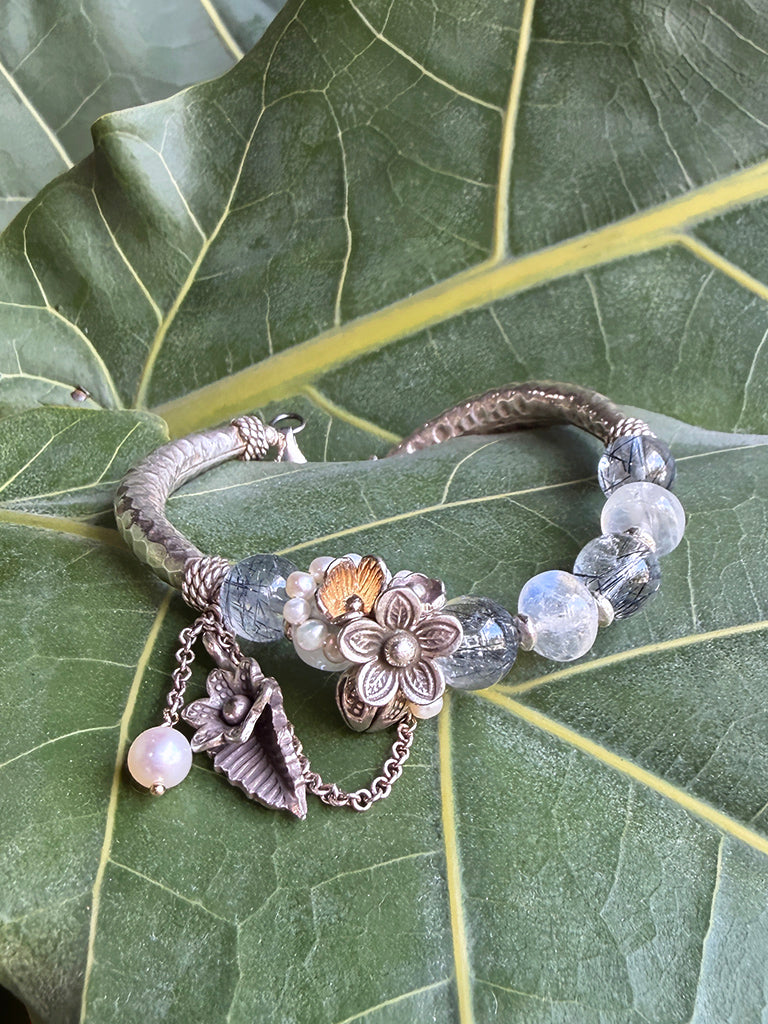 藍暈月光 × 藍鋼絲水晶｜純銀花手鐲